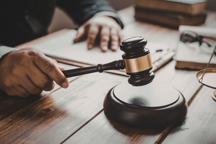 Un giudice che batte il suo martello