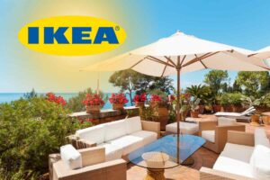 Una terrazza arredata con sedie e ombrellone in una giornata di sole, ed in alto a sinistra l'insegna di Ikea
