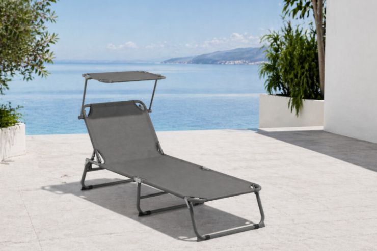 Un lettino piegabile in un giardino