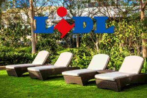 Dei lettini da sole messi all'esterno ed in alto la scritta LIDL