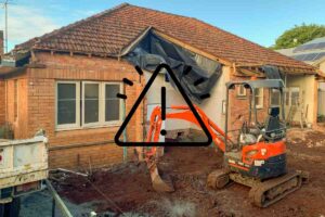 Una casa mentre viene demolita