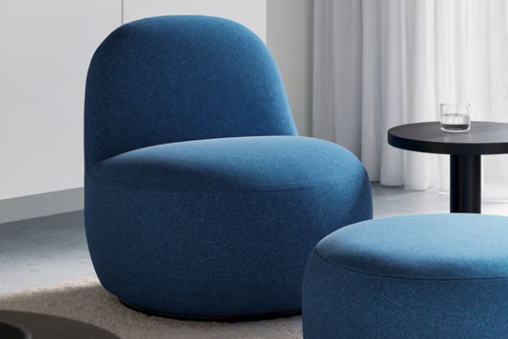 Una poltrona di ikea blu elettrico