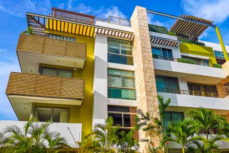 Una foto vista da fuori di un condominio