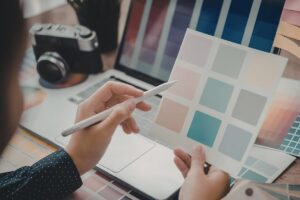 Un'architetto che sta scegliendo tra vari colori