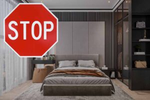 camera dal letto e simbolo stop in rosso