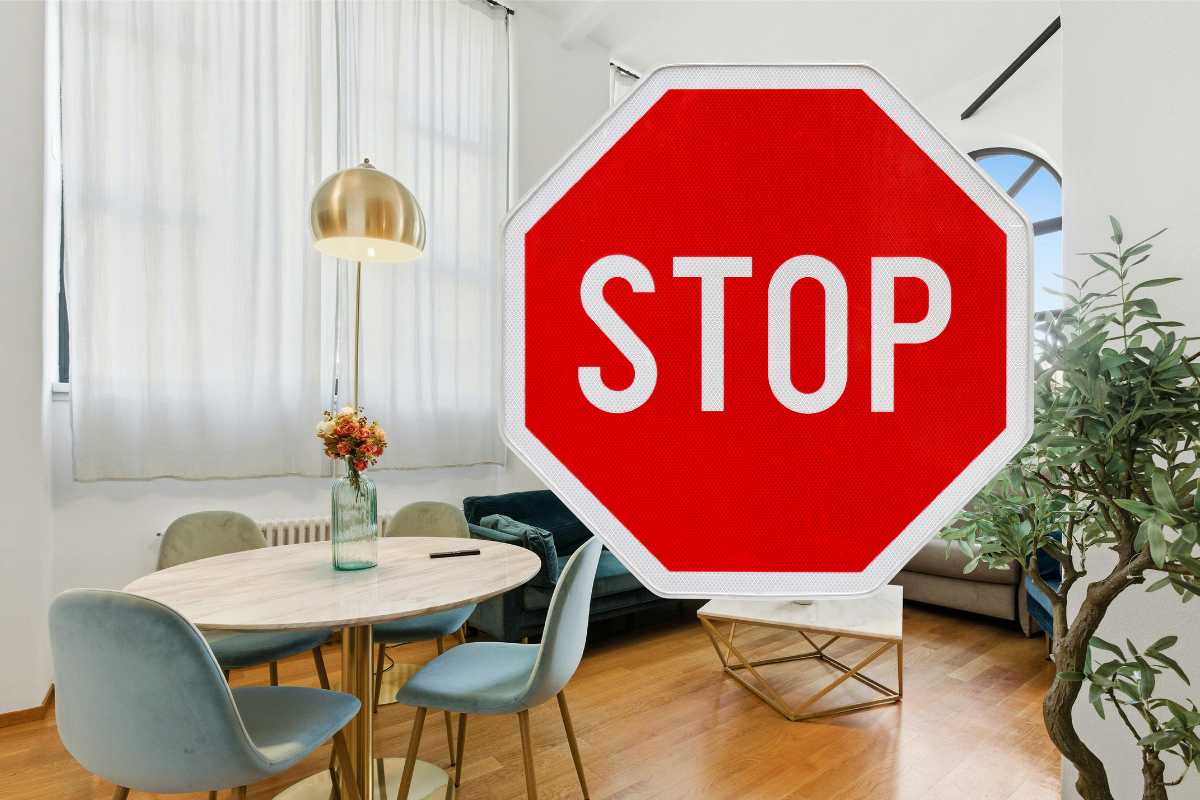 camera da pranzo con tavolino al centro e simbolo dello stop