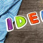 tovaglia e scritta idea colorata