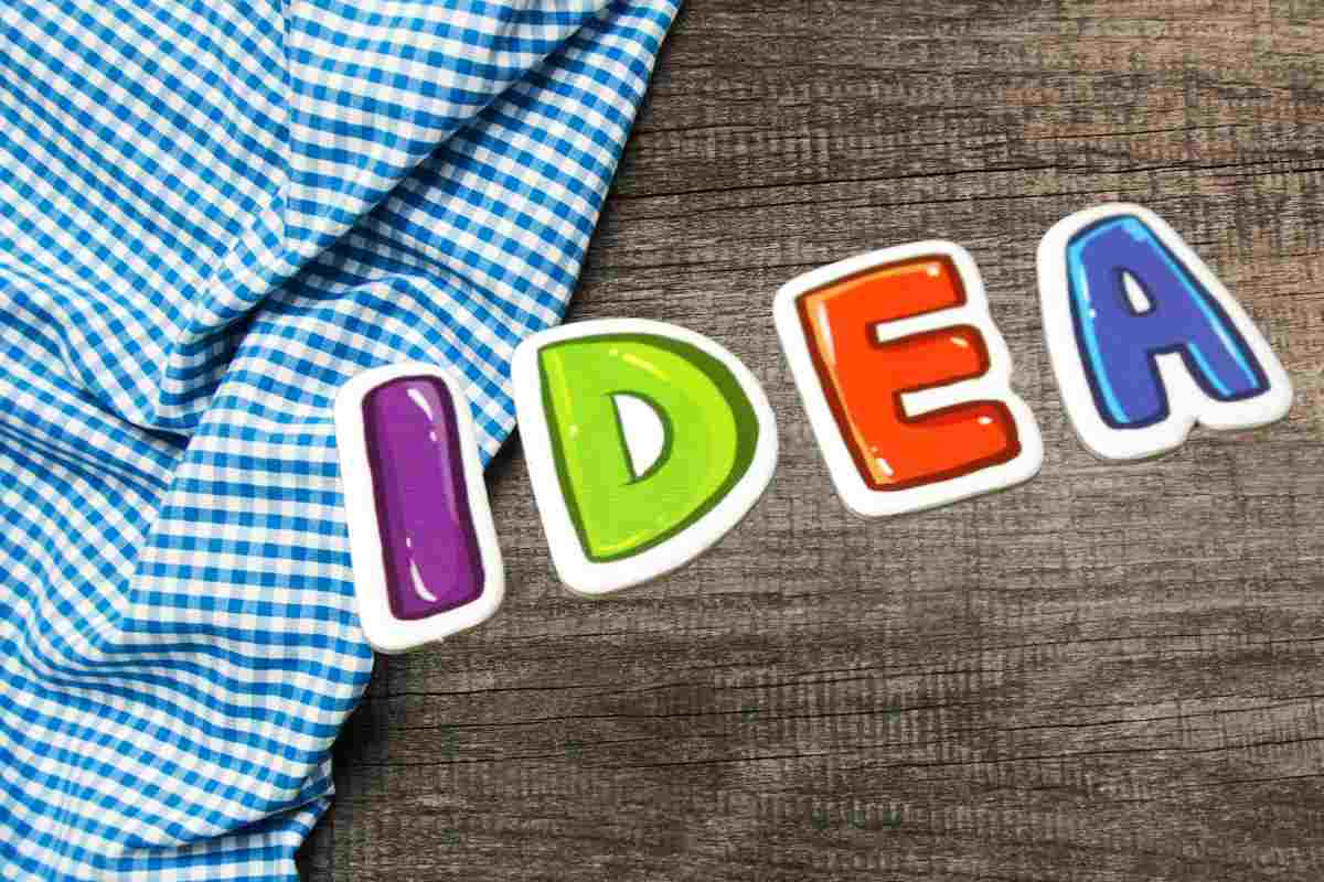 tovaglia e scritta idea colorata