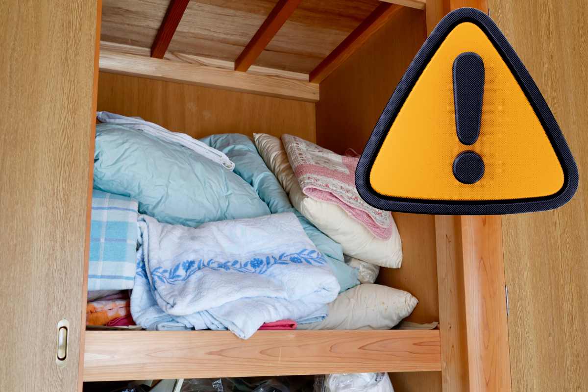 armadio in disordine e simbolo attenzione giallo e nero