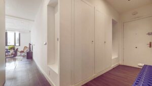 Non sembrano armadi: le soluzioni a filo muro che fanno sparire il disordine