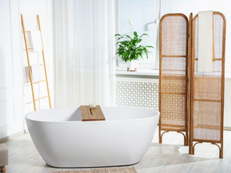 bagno moderno con vasca e divisore in bambù