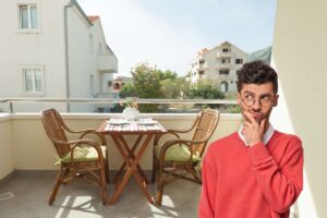 Un balcone ombrato ed un signore pensieroso