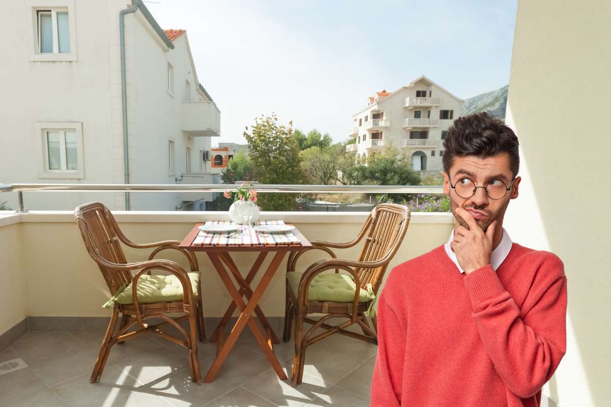 Un balcone ombrato ed un signore pensieroso