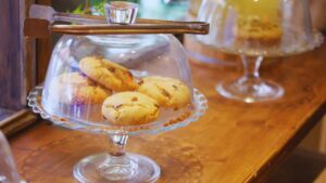 Dimentica torte e biscotti: la cloche in vetro diventa l’oggetto più elegante della casa