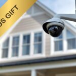 Una casa sullo sfondo, in primo piano una telecamera ed in alto a sinistra una scritta "Bonus gift"