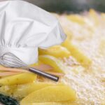 patatine che friggono in olio e cappello da chef