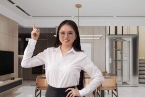 donna in soggiorno che ha mano in alto per idea