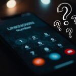 Un telefono con un numero sconosciuto e dei punti interrogativi in alto a destra