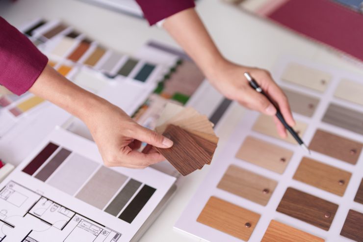 Un esperto che confronta colori e materiali differenti, analizzando diversi campioni