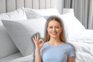 cuscini bianchi sul letto e donna che fa occhiolino e ok con le mani