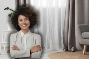 tende casa e professionista con braccia incrociate