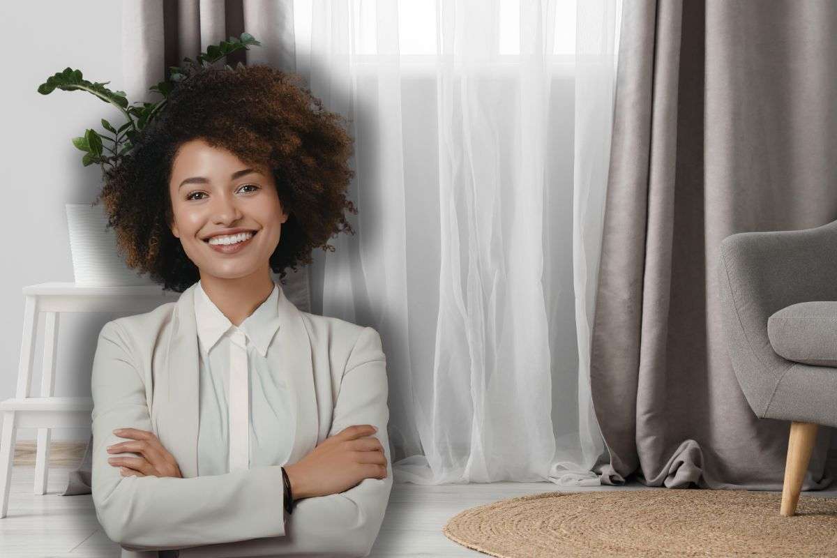 tende casa e professionista con braccia incrociate