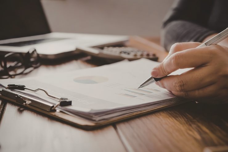 Un'amministratore che compila dei registri