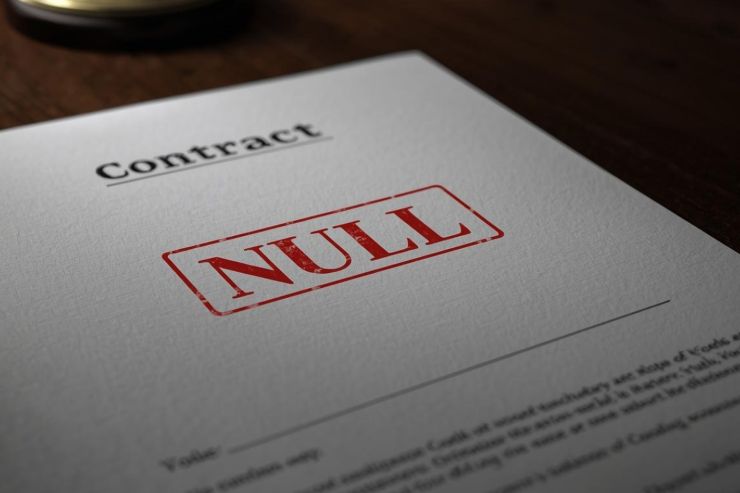 Un contratto con sopra il timbro "NULL"