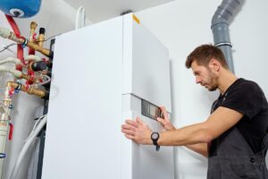 uomo che controlla la caldaia