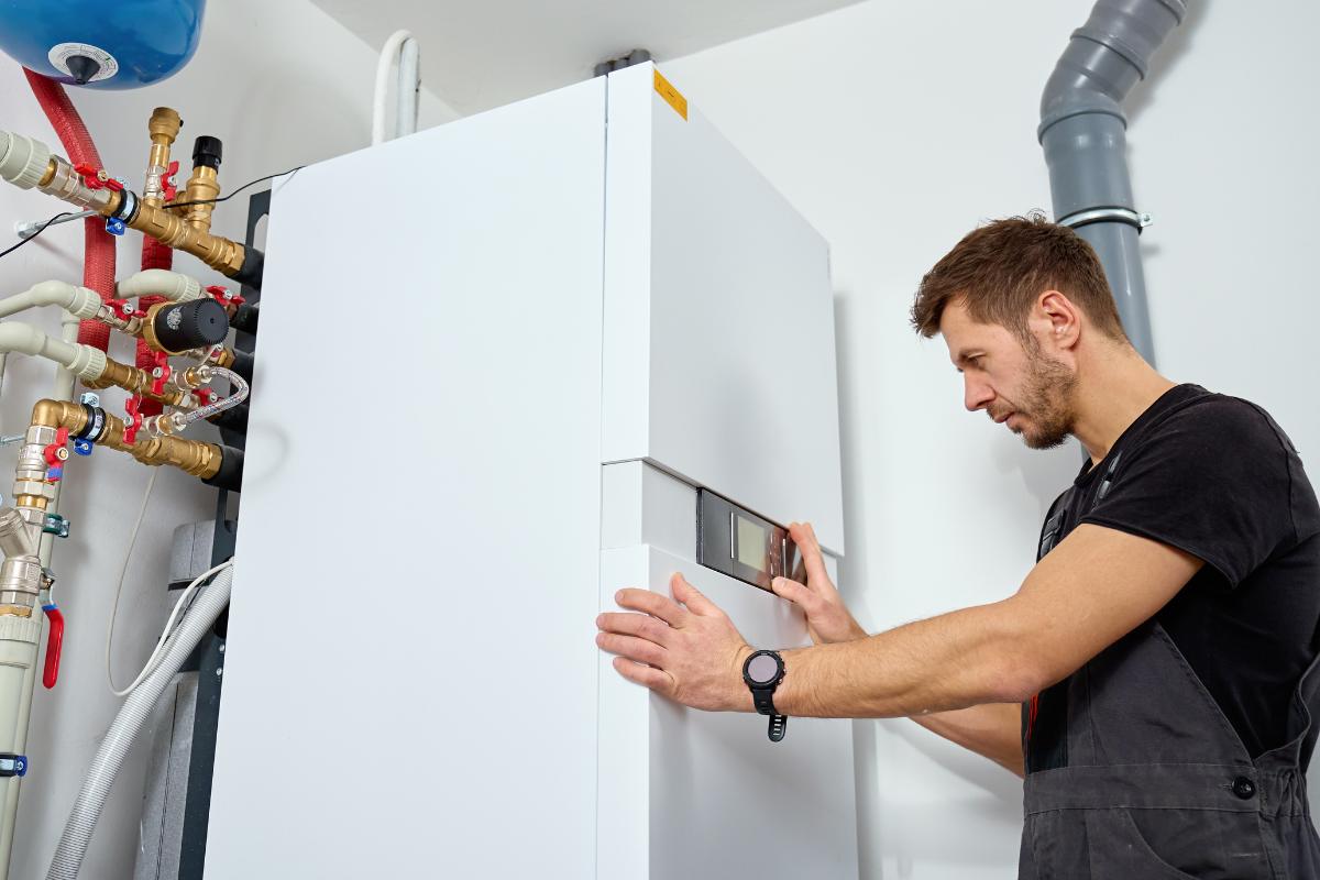 uomo che controlla la caldaia