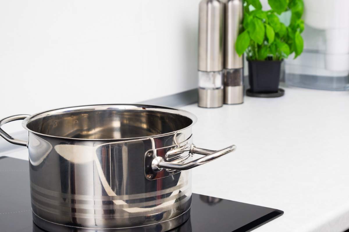 piano ad induzione con casserruola sopra