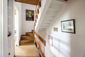 parete interna di una casa con scale