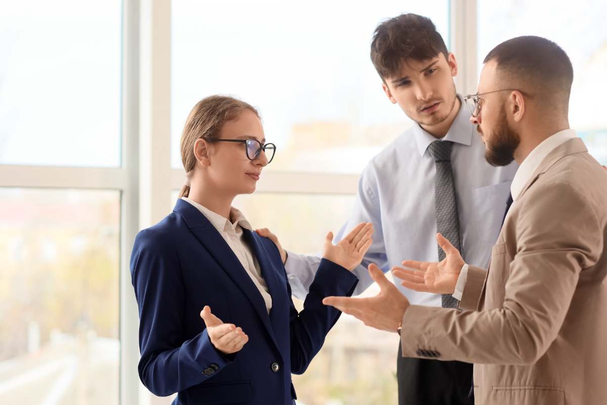 persone che litigano tra di loro