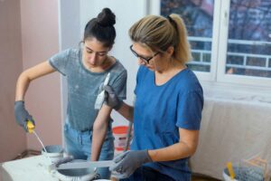 donne con pennelli e colori