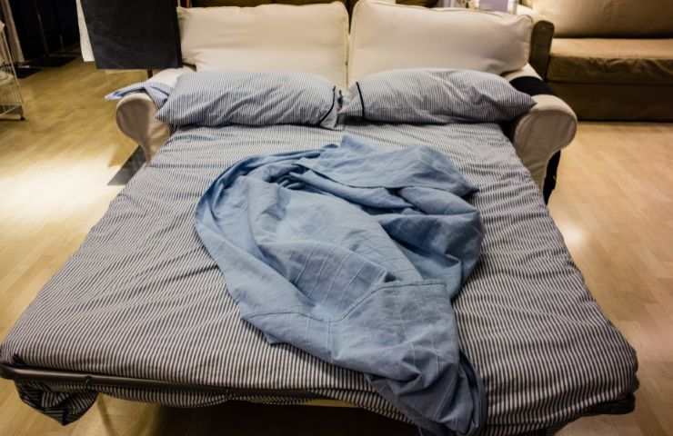 divano letto sfatto