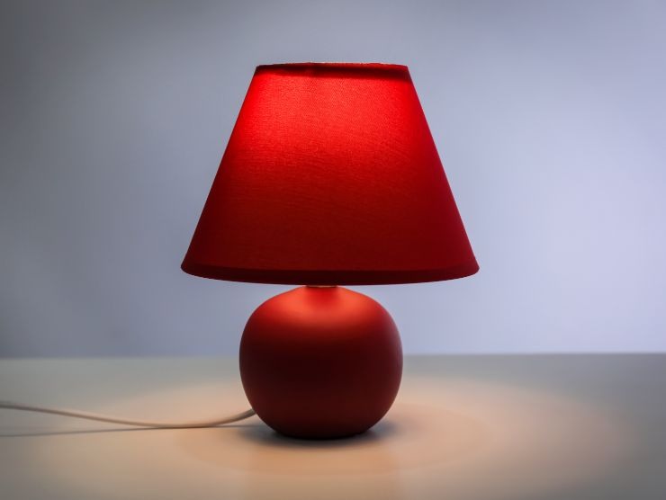 abat jour rosso su comodino