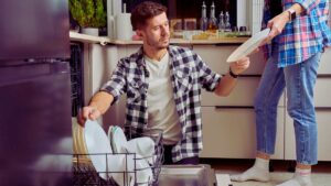 Lavastoviglie e lavello: la distanza che ti semplifica la vita in cucina