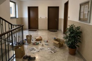 Un pianerottolo pieno di cianfrusaglie