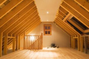 Una mansarda che sta per essere resa abitabile