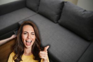 divano letto e donna che fa occhiolino