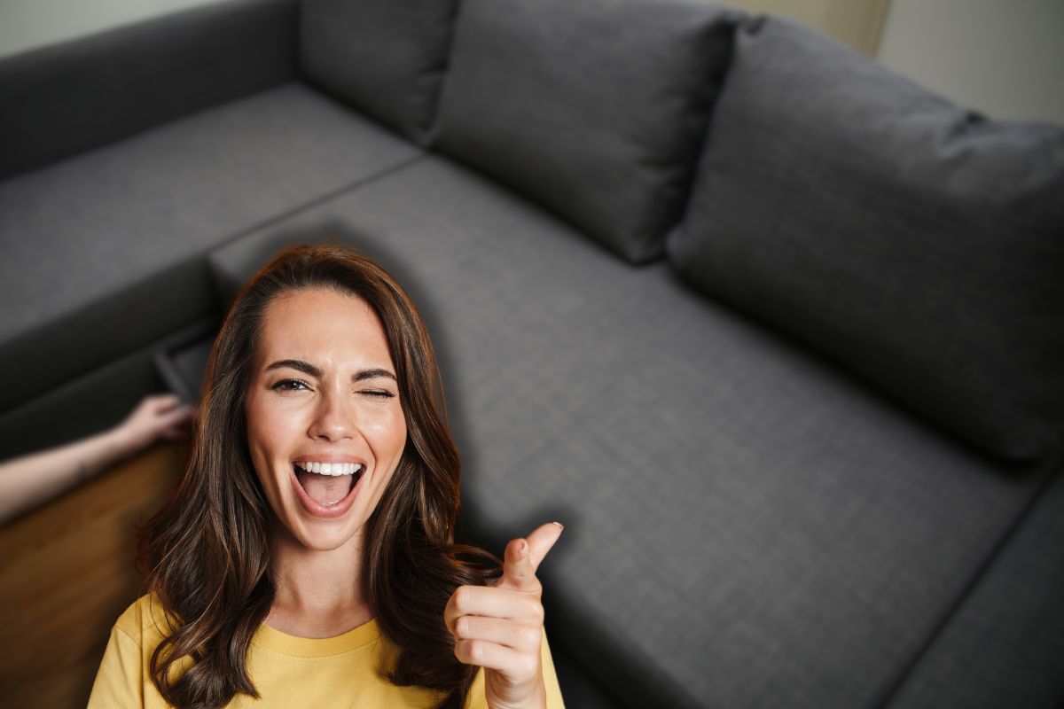 divano letto e donna che fa occhiolino