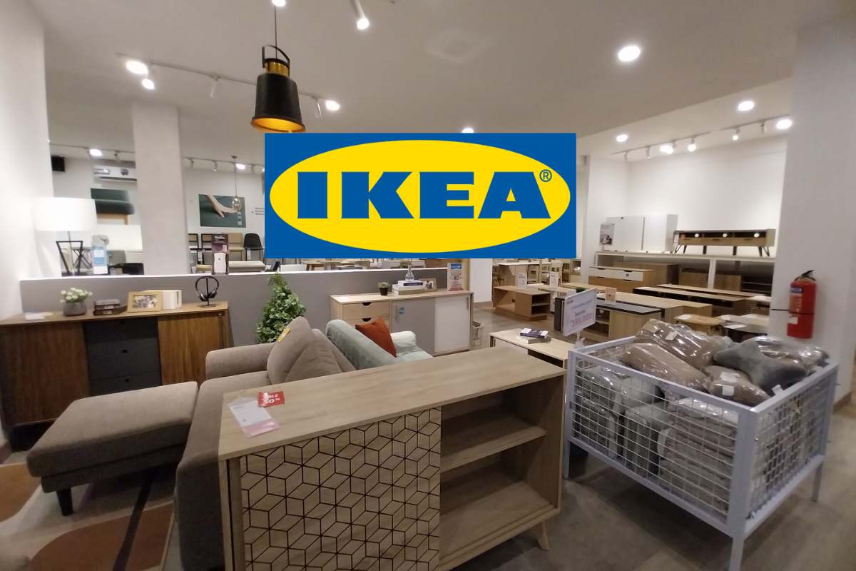 Dei mobili in vendita da ikea con insegna in alto