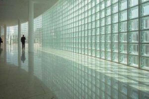 Un muro di vetrocemento