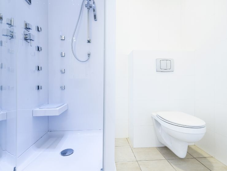 bagno con wc e doccia con idromassaggio