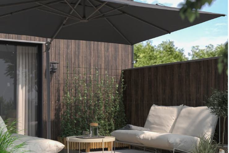 L'ombrellone di Ikea in un giardino