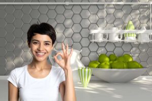 donna che fa ok in una cucina moderna