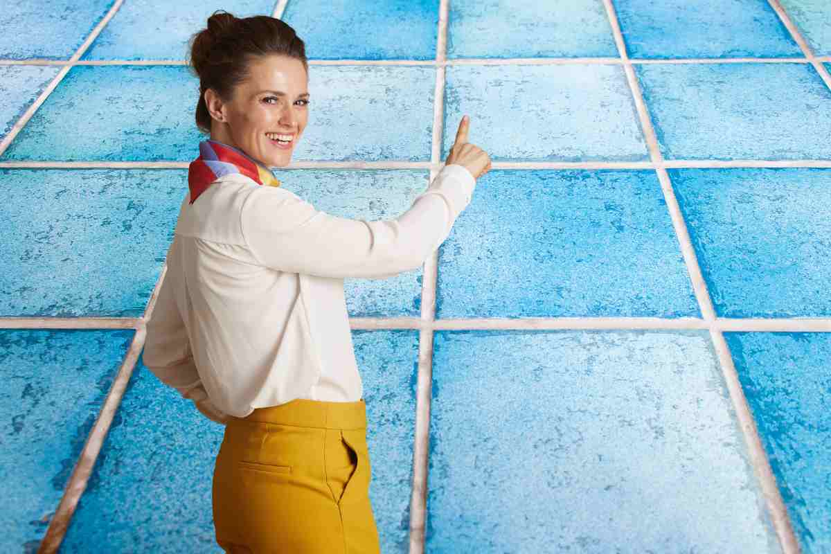 donna che indica delle fughe delle mattonelle sporche