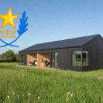 Una casa prefabbricata in un pezzo di terreno ed una grafica che dice "New record" in alto a sinistra