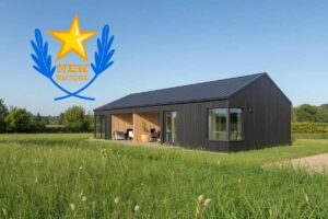 Una casa prefabbricata in un pezzo di terreno ed una grafica che dice "New record" in alto a sinistra