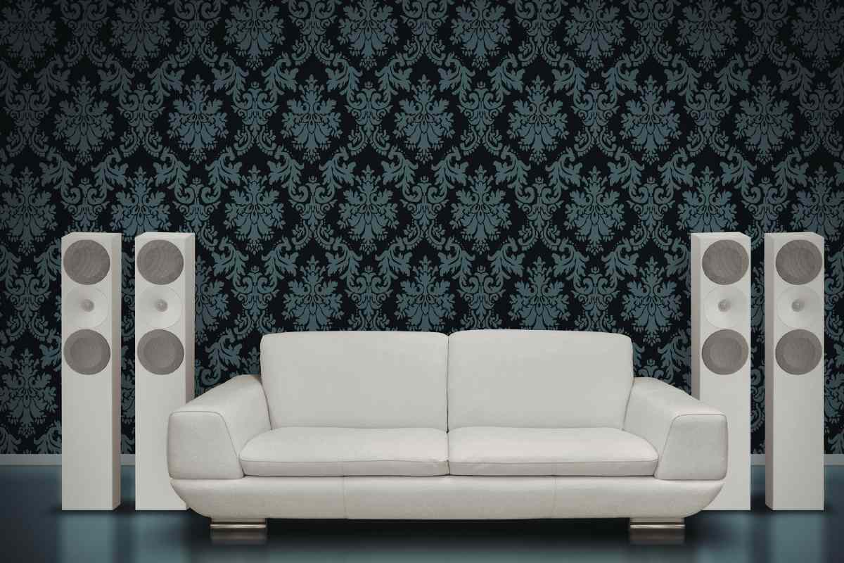 carta da parati con disegno e divano in primo piano 